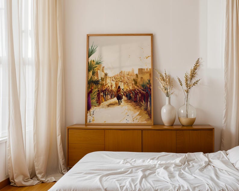 Peut inclure: Une impression d'art mural verticale encadr&eacute;e repr&eacute;sentant une sc&egrave;ne historique avec un personnage montant un &acirc;ne &agrave; travers une foule de personnes dans une ville d&eacute;sertique. L'&oelig;uvre pr&eacute;sente des tons terreux chauds, notamment des nuances de brun, de beige et d'or, avec des touches de couleur dans les v&ecirc;tements des membres de la foule.