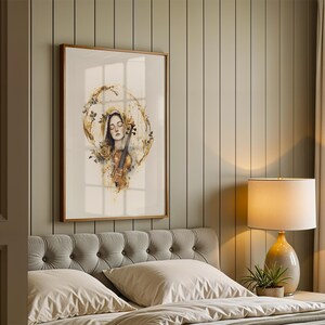 Op de afbeelding: Een ingelijste muurkunstprint met een aquarelillustratie van een persoon met gesloten ogen, omringd door gouden wervelend gebladerte en florale accenten, naast een viool. Het kunstwerk is ingelijst in een dunne houten lijst.