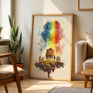 Pu&ograve; includere: Una stampa artistica da parete verticale incorniciata con un'illustrazione ad acquerello di una struttura ad arca in legno su una collina, circondata da un vibrante spettro arcobaleno di schizzi di vernice e piccole figure.