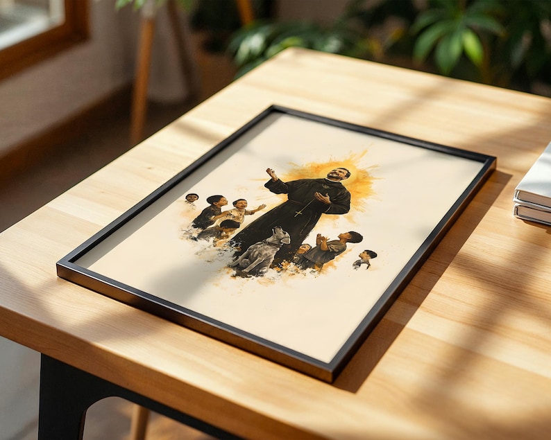 Peut inclure: Une impression encadr&eacute;e pr&eacute;sentant une illustration de style aquarelle d'une silhouette en habit sombre avec une croix, entour&eacute;e de plusieurs enfants et d'un chien, sur un fond jaune soleil doux sur un papier de couleur claire.