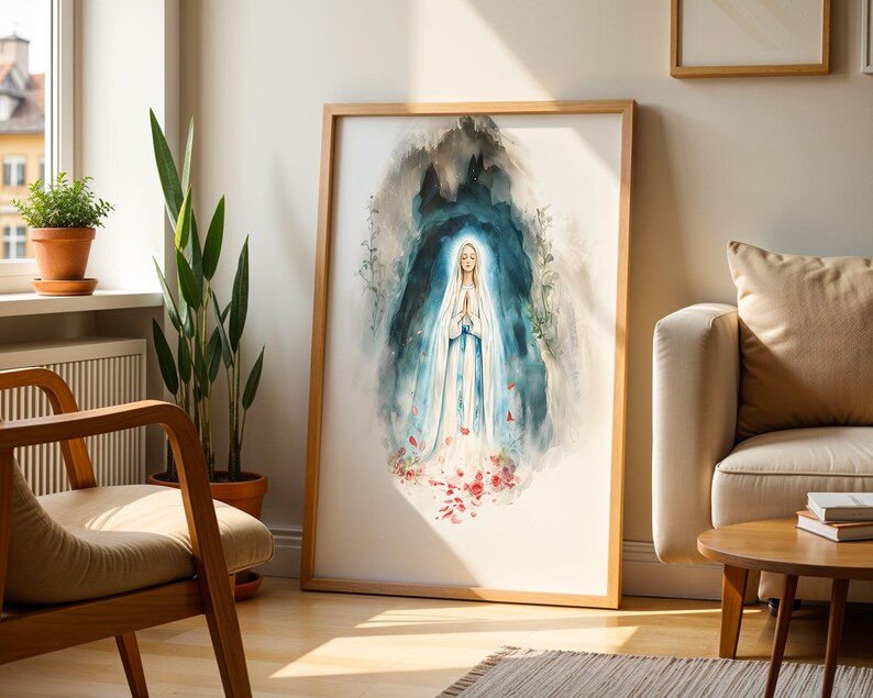 Puede incluir: Una l&aacute;mina de acuarela enmarcada que muestra una figura central con t&uacute;nica blanca y azul y manos juntas en oraci&oacute;n, rodeada por un fondo azul oscuro similar a una gruta con p&eacute;talos de flores rojas y rosas esparcidos en la base.