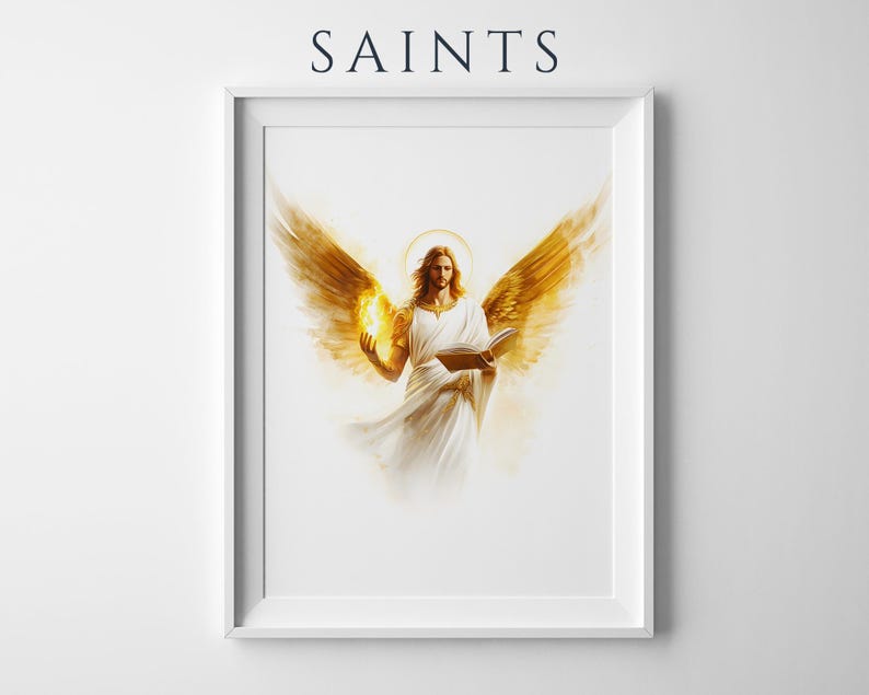 Może przedstawiać: Oprawiony wydruk ścienny z napisem SAINTS u g&oacute;ry. Grafika przedstawia postać z dużymi złotymi skrzydłami, aureolą i długimi włosami, ubraną w białą szatę. Postać trzyma w dłoniach otwartą księgę oraz płonącą, świecącą jasnym światłem płomień.