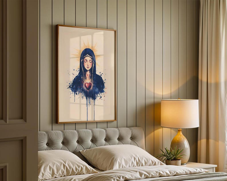 K&ouml;nnte beinhalten: Ein gerahmter Kunstdruck mit einer Aquarell-Illustration einer Figur mit geschlossenen Augen, die einen dunkelblauen Kapuzenumhang tr&auml;gt, mit einem leuchtenden goldenen Heiligenschein hinter dem Kopf und einem leuchtend roten Herz auf der Brust.