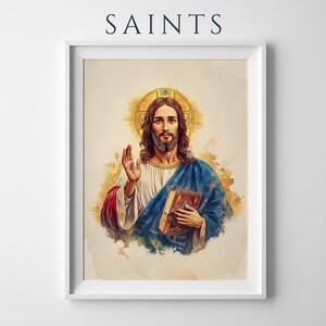 Peut inclure: Une impression d'art encadr&eacute;e avec le mot SAINTS en haut. L'illustration repr&eacute;sente une figure aux longs cheveux bruns et &agrave; la barbe, v&ecirc;tue d'une robe blanche et d'une cape bleue, tenant un livre tout en levant une main avec un symbole de croix.