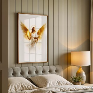 Może przedstawiać: Prostokątny wydruk ścienny w cienkiej drewnianej ramie przedstawiający centralną ilustrację postaci z dużymi złotymi skrzydłami, aureolą i długimi włosami, ubranej w białe szaty i trzymającej otwartą księgę, umieszczony nad pikowanym zagł&oacute;wkiem.