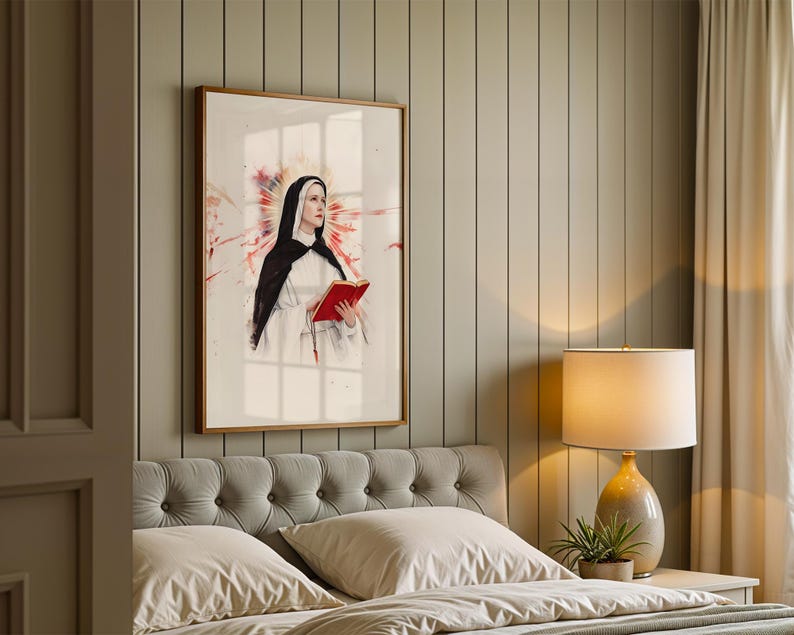 K&ouml;nnte beinhalten: Ein gerahmter Wandkunstdruck, der eine Nonne in einem schwarz-wei&szlig;en Habit mit einem roten Buch zeigt. Die Figur ist vor einem wei&szlig;en Hintergrund zentriert, mit einem sanften, leuchtenden Heiligenschein und abstrakten roten Aquarellspritzern.