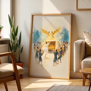 Puede incluir: Una impresi&oacute;n art&iacute;stica enmarcada que presenta una ilustraci&oacute;n estilo acuarela de un grupo de figuras con t&uacute;nicas azules rodeando un cofre dorado central. Sobre el cofre, dos seres alados dorados aparecen contra un cielo brillante y luminoso.