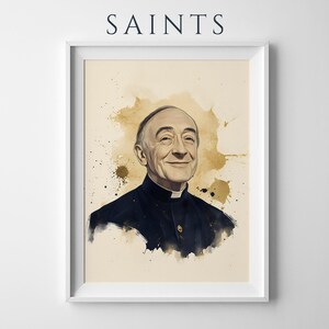 Pode incluir: Uma impress&atilde;o de arte emoldurada intitulada SAINTS apresentando um retrato em estilo aquarela de uma pessoa sorridente vestindo uma camisa clerical preta com colarinho branco. A obra usa respingos de tinta s&eacute;pia sobre um fundo creme.