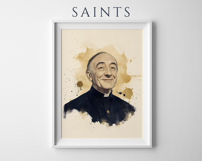 Pode incluir: Uma impress&atilde;o de arte emoldurada intitulada SAINTS apresentando um retrato em estilo aquarela de uma pessoa sorridente vestindo uma camisa clerical preta com colarinho branco. A obra usa respingos de tinta s&eacute;pia sobre um fundo creme.