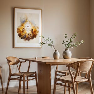 Puede incluir: Una impresi&oacute;n de arte mural enmarcada que representa una escena religiosa con una figura central brillante rodeada de personas con t&uacute;nicas, sobre una mesa de comedor de madera con dos jarrones de cer&aacute;mica y ramas verdes.