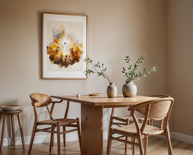 Puede incluir: Una impresi&oacute;n de arte mural enmarcada que representa una escena religiosa con una figura central brillante rodeada de personas con t&uacute;nicas, sobre una mesa de comedor de madera con dos jarrones de cer&aacute;mica y ramas verdes.