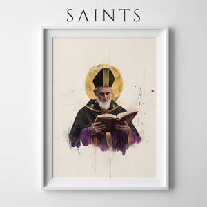 以下が含まれることがあります： SAINTSと題された額入りアートプリント。黒と紫の宗教的なローブをまとい、金色の光輪を背負った髭の人物が本を読んでいる水彩画風のイラスト。落ち着いた色調と絵の具の飛沫が特徴的な作品です。