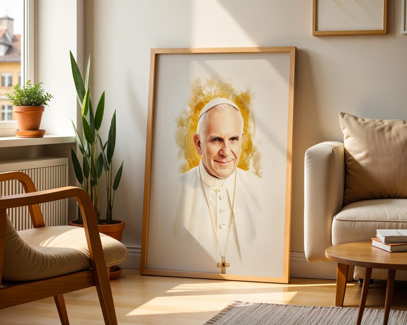 Pu&ograve; includere: Una stampa ritratto incorniciata che presenta un'illustrazione in stile acquerello di Papa Francesco che indossa una tonaca bianca e una collana con croce dorata, su uno sfondo circolare giallo tenue e luminoso in una cornice di legno chiaro.