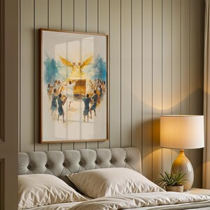 Puede incluir: Una impresi&oacute;n de arte mural enmarcada que presenta una ilustraci&oacute;n estilo acuarela de un grupo de figuras con t&uacute;nicas azules y blancas rodeando un cofre dorado con una gran figura de &aacute;ngel dorado brillante con alas extendidas sobre el cofre.