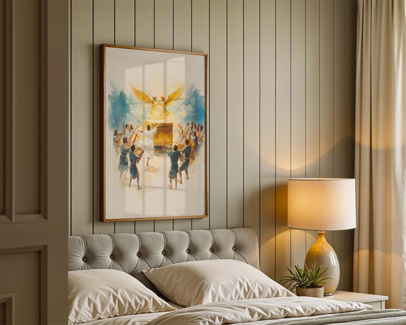 Puede incluir: Una impresi&oacute;n de arte mural enmarcada que presenta una ilustraci&oacute;n estilo acuarela de un grupo de figuras con t&uacute;nicas azules y blancas rodeando un cofre dorado con una gran figura de &aacute;ngel dorado brillante con alas extendidas sobre el cofre.