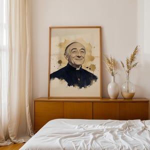 Pode incluir: Uma impress&atilde;o de retrato emoldurada apresentando uma ilustra&ccedil;&atilde;o em estilo aguarela de um homem idoso vestindo uma camisa clerical preta com colarinho branco. A obra usa tons de preto, branco e dourado, com salpicos de tinta ao redor do sujeito.