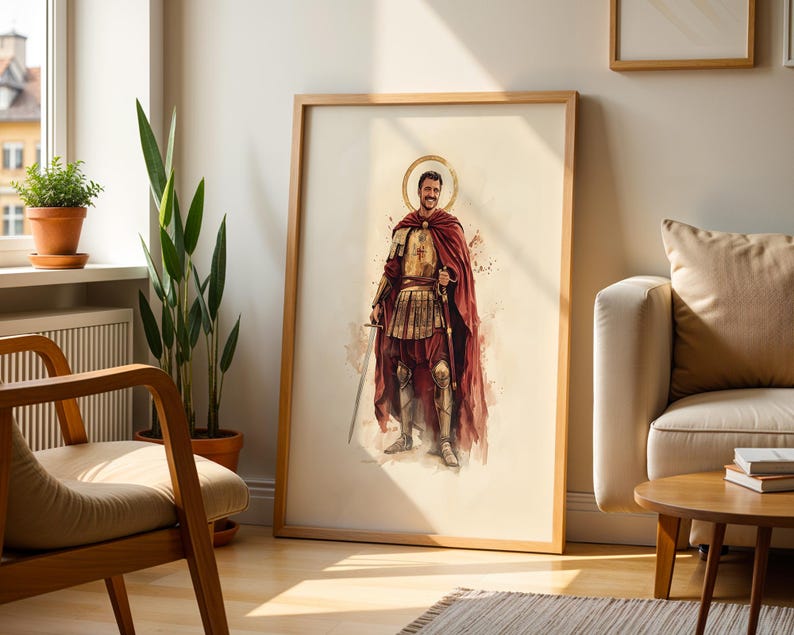 Puede incluir: Una l&aacute;mina de arte enmarcada con una ilustraci&oacute;n en acuarela de una figura sonriente vestida con una armadura de inspiraci&oacute;n romana antigua y una capa de color rojo oscuro, sosteniendo una espada, con un halo dorado sobre la cabeza.