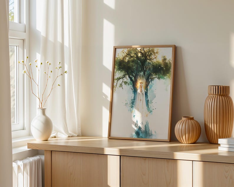 K&ouml;nnte beinhalten: Ein gerahmter Aquarelldruck, der eine Gestalt in einem langen wei&szlig;en Gewand unter einem gro&szlig;en, dunkelgr&uuml;nen Baum zeigt. Die Gestalt hat einen leuchtenden goldenen Heiligenschein um den Kopf. Das Bild steht in einem hellen Holzrahmen auf einer Holzfl&auml;che.