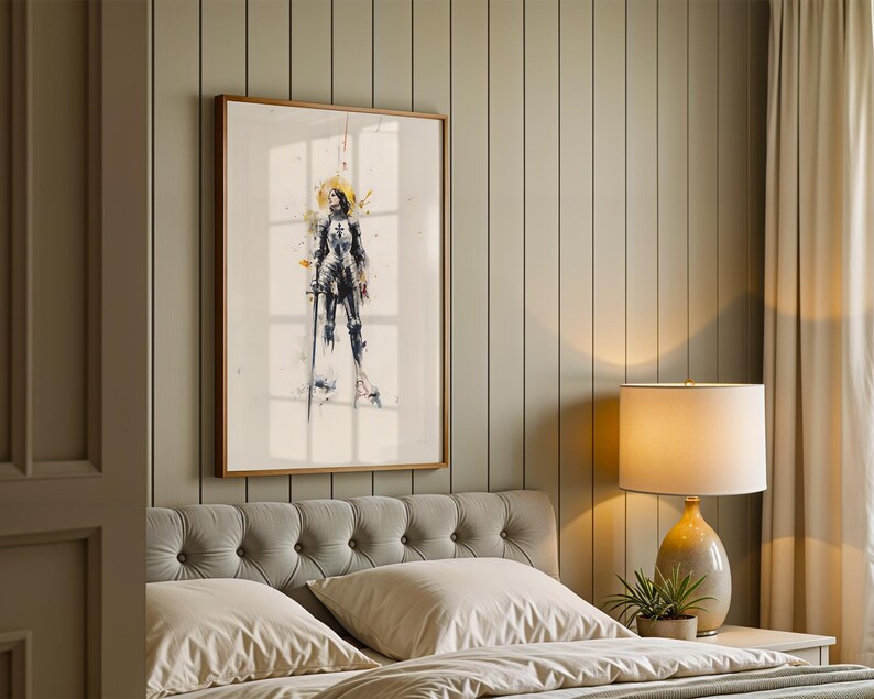 Peut inclure: Une impression d'art murale encadr&eacute;e repr&eacute;sentant une illustration de style aquarelle d'un chevalier en armure compl&egrave;te tenant une &eacute;p&eacute;e. La silhouette est repr&eacute;sent&eacute;e avec des lignes sombres d&eacute;taill&eacute;es et des &eacute;claboussures de peinture jaune.
