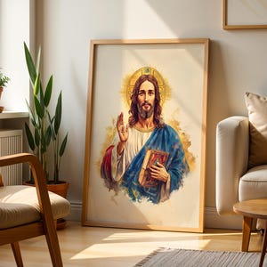 Peut inclure: Une impression d'art mural verticale encadr&eacute;e repr&eacute;sentant une illustration de style aquarelle d'un personnage aux longs cheveux bruns et &agrave; la barbe, v&ecirc;tu d'une tunique blanche et d'une robe bleue, tenant un livre, avec une aur&eacute;ole dor&eacute;e.