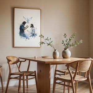 Peut inclure: Une impression encadr&eacute;e de style aquarelle repr&eacute;sentant une sc&egrave;ne de bapt&ecirc;me avec deux personnages et une colombe, suspendue au-dessus d'une table &agrave; manger en bois avec deux vases en c&eacute;ramique, trois chaises en bois et un petit tabouret.