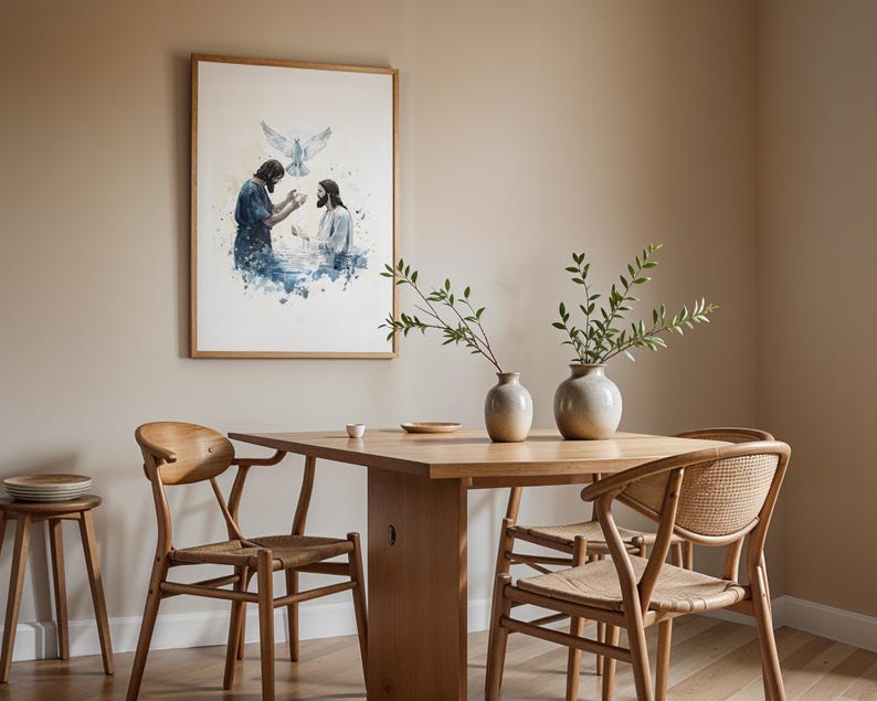 Peut inclure: Une impression encadr&eacute;e de style aquarelle repr&eacute;sentant une sc&egrave;ne de bapt&ecirc;me avec deux personnages et une colombe, suspendue au-dessus d'une table &agrave; manger en bois avec deux vases en c&eacute;ramique, trois chaises en bois et un petit tabouret.
