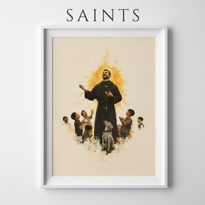 Peut inclure: Une impression d'art encadr&eacute;e intitul&eacute;e SAINTS repr&eacute;sentant un personnage central en robe sombre avec un halo jaune brillant, entour&eacute; d'un groupe d'enfants et d'un chien. L'illustration utilise des tons chauds et sourds sur un fond cr&egrave;me.