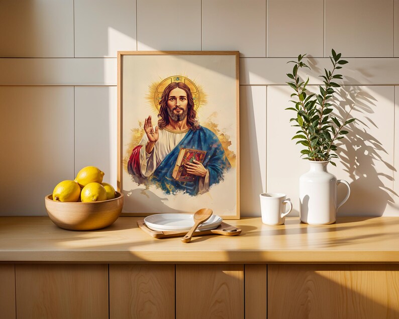 Peut inclure: Une impression d'art mural encadr&eacute;e repr&eacute;sentant une illustration &agrave; l'aquarelle d'une figure aux longs cheveux bruns et &agrave; la barbe, v&ecirc;tue d'une robe blanche et d'une cape bleue, tenant un livre avec une main lev&eacute;e, sur un fond clair.