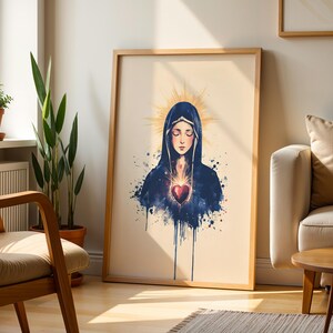 K&ouml;nnte beinhalten: Ein gerahmter Kunstdruck mit einer stilisierten Illustration einer Figur mit geschlossenen Augen, die einen dunkelblauen Kapuzenumhang tr&auml;gt. Ein leuchtender goldener Heiligenschein umgibt den Kopf und ein leuchtend rotes Herz ist auf der Brust.