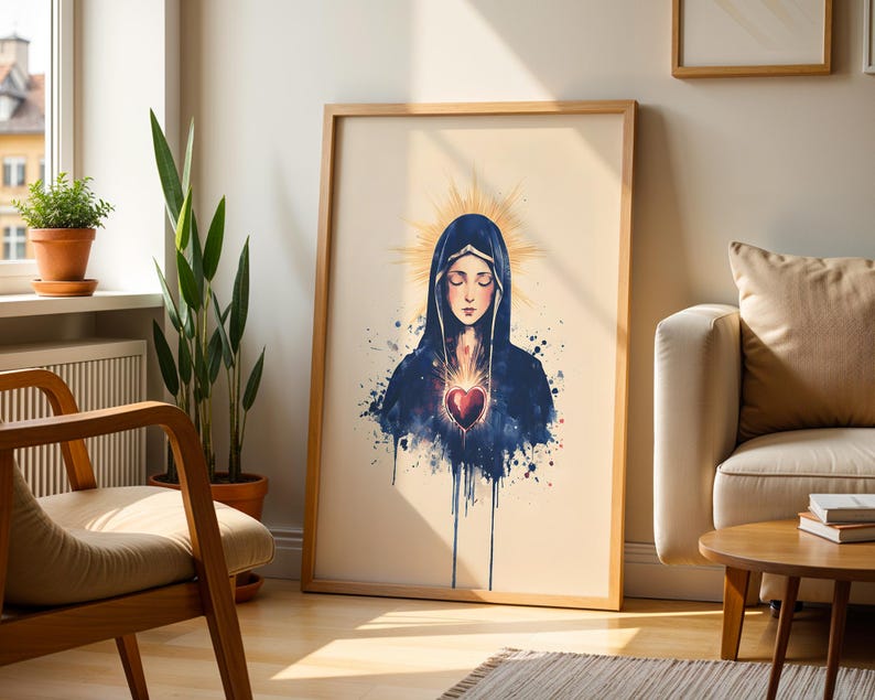 K&ouml;nnte beinhalten: Ein gerahmter Kunstdruck mit einer stilisierten Illustration einer Figur mit geschlossenen Augen, die einen dunkelblauen Kapuzenumhang tr&auml;gt. Ein leuchtender goldener Heiligenschein umgibt den Kopf und ein leuchtend rotes Herz ist auf der Brust.