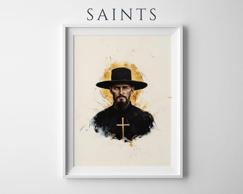 Puede incluir: Una l&aacute;mina de arte enmarcada titulada SAINTS que presenta un retrato al estilo acuarela de una figura barbuda con un sombrero negro de ala ancha y ropa negra con un emblema de cruz dorada, sobre un fondo crema con salpicaduras doradas.