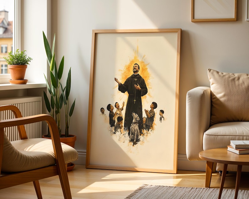Peut inclure: Une impression d'art mural verticale encadr&eacute;e repr&eacute;sentant une figure centrale en robe marron fonc&eacute; avec un collier croix, entour&eacute;e d'un groupe d'enfants et d'un chien, sur un fond aquarelle jaune doux avec un effet de lumi&egrave;re rayonnante.