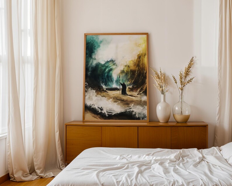 K&ouml;nnte beinhalten: Ein gerahmter, rechteckiger Wandkunstdruck mit einer dunklen, malerischen Szene einer Figur, die vor einer massiven, wirbelnden Meereswelle steht. Das Kunstwerk verwendet tiefe Blau-, T&uuml;rkis- und Goldgelbt&ouml;ne f&uuml;r eine dramatische K&uuml;stenlandschaft.