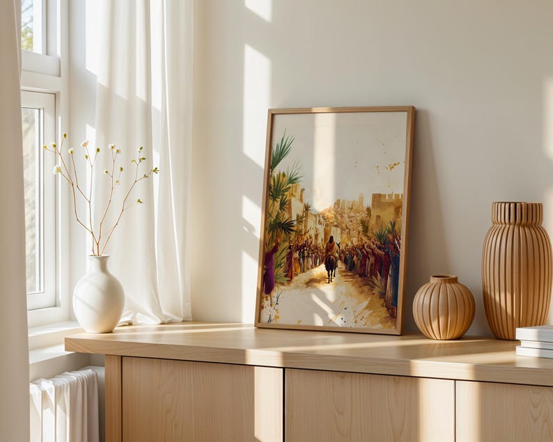 Peut inclure: Une impression encadr&eacute;e de style aquarelle repr&eacute;sentant une silhouette montant un &acirc;ne &agrave; travers une foule dans une ville d&eacute;sertique, avec des tons terreux chauds, des palmiers et une architecture en pierre, pr&eacute;sent&eacute;e dans un cadre en bois clair.
