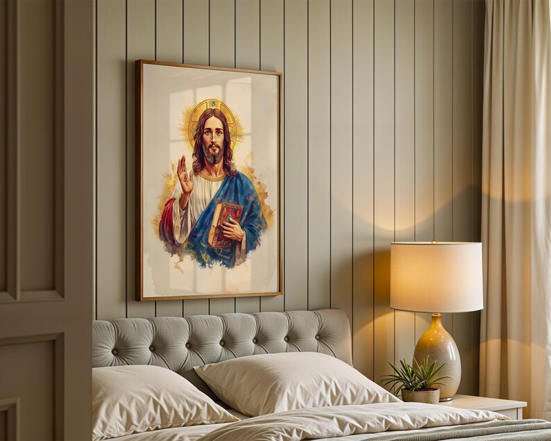 Peut inclure: Une impression d'art mural verticale encadr&eacute;e repr&eacute;sentant une illustration &agrave; l'aquarelle d'un personnage aux longs cheveux bruns et &agrave; la barbe, v&ecirc;tu d'une robe blanche et d'une cape bleue, tenant un livre, avec une aur&eacute;ole dor&eacute;e et des &eacute;claboussures.