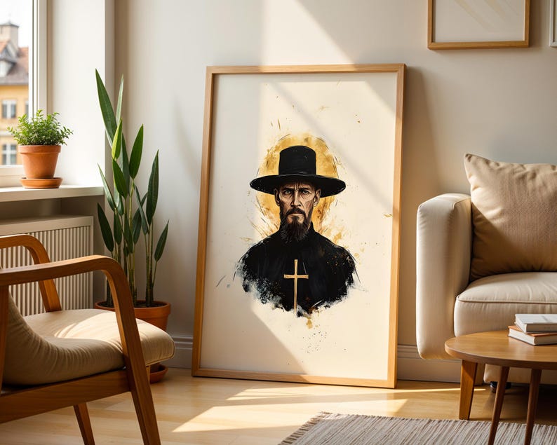 Puede incluir: Una impresi&oacute;n de arte mural enmarcada que presenta una ilustraci&oacute;n al estilo acuarela de una persona barbuda con un sombrero negro de ala ancha y una prenda negra con una cruz dorada prominente centrada en el pecho, sobre un fondo crema.