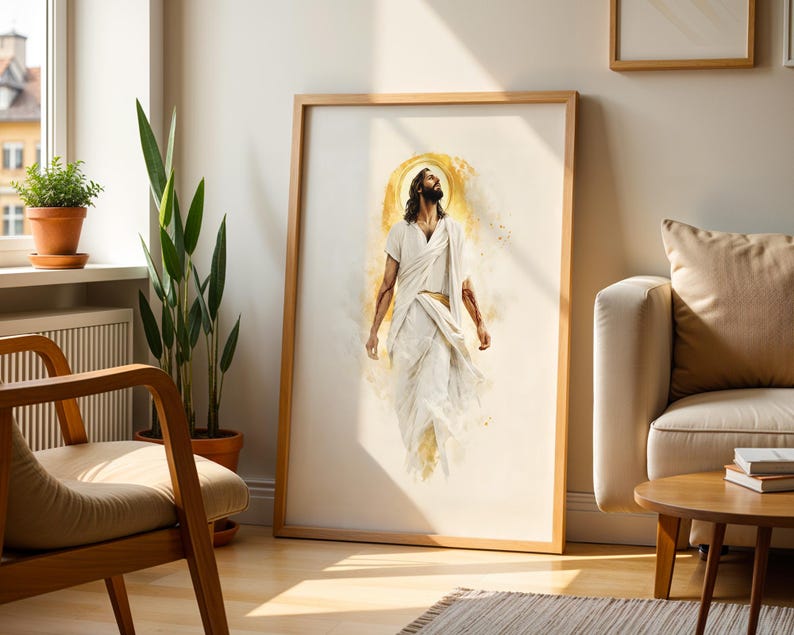 Puede incluir: Una impresi&oacute;n de arte mural vertical enmarcada que presenta una ilustraci&oacute;n estilo acuarela de una figura con cabello largo y barba, vistiendo t&uacute;nicas blancas, mirando hacia arriba con un efecto de halo dorado detr&aacute;s de la cabeza sobre fondo crema.