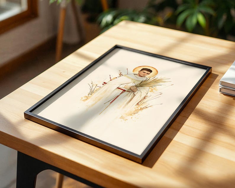 K&ouml;nnte beinhalten: Ein gerahmter Druck mit einer Aquarellillustration einer Figur in einem wei&szlig;en Gewand mit goldenem Heiligenschein, die einen Palmwedel h&auml;lt. Die Figur ist von stilisierten Weizenhalmen und getrockneten Gr&auml;sern vor cremefarbenem Hintergrund umgeben.
