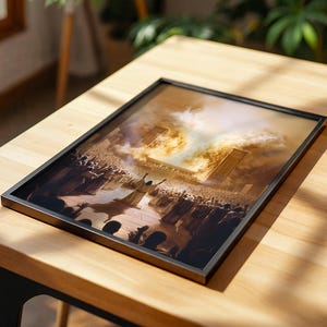 Puede incluir: Una impresi&oacute;n rectangular enmarcada que presenta una ilustraci&oacute;n en tonos sepia de una gran multitud reunida ante una estructura grandiosa con una luz dorada brillante que emana del centro. La obra est&aacute; en un marco negro fino.