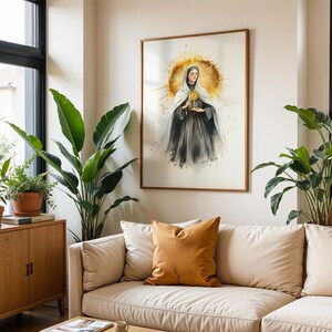 Op de afbeelding: Een ingelijste wandkunstprint met een aquarelillustratie van een figuur in een donker habijt en witte sluier die een gouden monstrans vasthoudt. De figuur is gecentreerd tegen een stralende, cirkelvormige gouden zonnestraal-achtergrond.