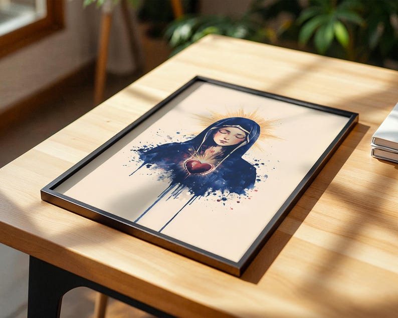 K&ouml;nnte beinhalten: Ein gerahmter Druck mit einer Aquarell-Illustration einer Figur mit geschlossenen Augen, die einen dunkelblauen Kapuzenumhang tr&auml;gt. Ein leuchtend rotes Herz ist auf der Brust zentriert, umgeben von goldenen Lichtstrahlen auf cremefarbenem Grund.