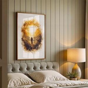 K&ouml;nnte beinhalten: Ein rechteckiger Wandkunstdruck in einem d&uuml;nnen Holzrahmen mit einer abstrakten Illustration im Aquarellstil, die eine einsame Figur zeigt, die auf ein helles, goldenes Licht zugeht, umgeben von dunklen, strukturierten Pinselstrichen.