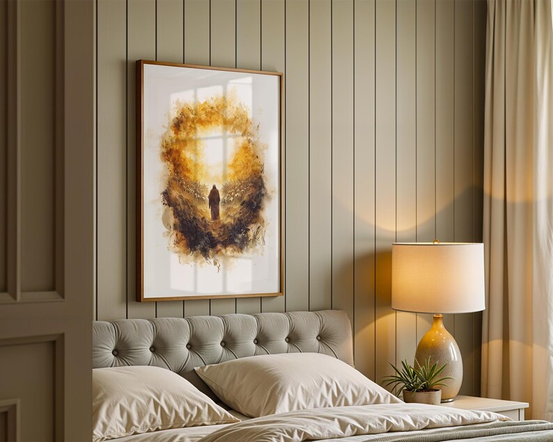 K&ouml;nnte beinhalten: Ein rechteckiger Wandkunstdruck in einem d&uuml;nnen Holzrahmen mit einer abstrakten Illustration im Aquarellstil, die eine einsame Figur zeigt, die auf ein helles, goldenes Licht zugeht, umgeben von dunklen, strukturierten Pinselstrichen.