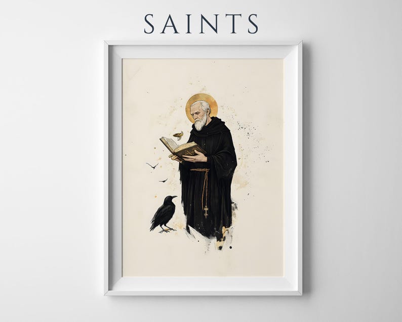 Peut inclure: Une impression d'art encadr&eacute;e intitul&eacute;e SAINTS repr&eacute;sentant une figure barbue en robe noire avec une aur&eacute;ole dor&eacute;e, lisant un livre ouvert. Un corbeau noir se tient &agrave; proximit&eacute; et de petits oiseaux volent autour sur un fond cr&egrave;me.