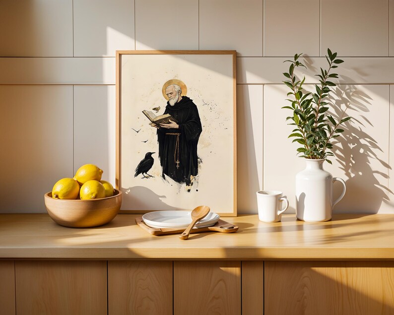Peut inclure: Une impression d'art encadr&eacute;e repr&eacute;sentant un moine barbu en habit noir tenant un livre ouvert avec une aur&eacute;ole dor&eacute;e au-dessus de la t&ecirc;te et un corbeau noir &agrave; proximit&eacute;. L'illustration est r&eacute;alis&eacute;e dans un style aquarelle sur fond cr&egrave;me.