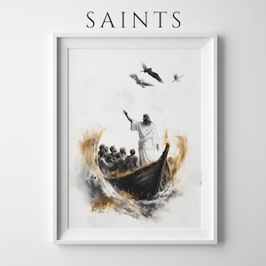 Może przedstawiać: Oprawiony wydruk artystyczny z napisem SAINTS przedstawiający monochromatyczną ilustrację postaci stojącej w drewnianej łodzi z grupą ludzi, otoczoną złotymi i czarnymi akwarelowymi plamami, z trzema ptakami lecącymi powyżej.