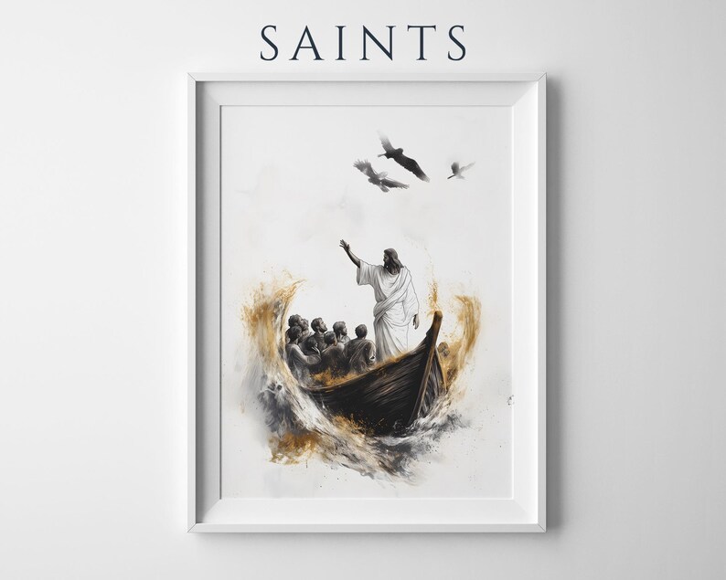 Może przedstawiać: Oprawiony wydruk artystyczny z napisem SAINTS przedstawiający monochromatyczną ilustrację postaci stojącej w drewnianej łodzi z grupą ludzi, otoczoną złotymi i czarnymi akwarelowymi plamami, z trzema ptakami lecącymi powyżej.