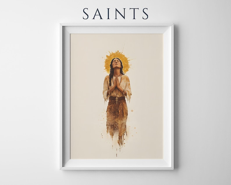 Puede incluir: Una l&aacute;mina de arte enmarcada titulada SAINTS que presenta una ilustraci&oacute;n estilo acuarela de una persona con los ojos cerrados y las manos juntas en oraci&oacute;n. La figura viste una t&uacute;nica clara y un collar con cruz, ante un halo dorado.