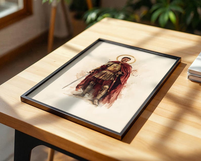 Puede incluir: Una impresi&oacute;n enmarcada que presenta una ilustraci&oacute;n en acuarela de una figura con armadura antigua, capa roja y un halo dorado. La figura sostiene una espada y se encuentra sobre un fondo claro. El marco es fino y negro, resaltando la obra.