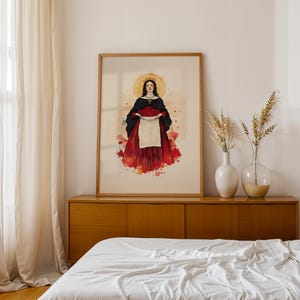 K&ouml;nnte beinhalten: Ein gerahmter Wandkunstdruck mit einer Aquarellillustration einer Figur mit dunklem Haar, einer Krone und einer Kreuzkette, die einen schwarzen Umhang &uuml;ber einem roten Rock tr&auml;gt und eine wei&szlig;e Sch&uuml;rze voller roter Rosen vor hellem Hintergrund h&auml;lt.